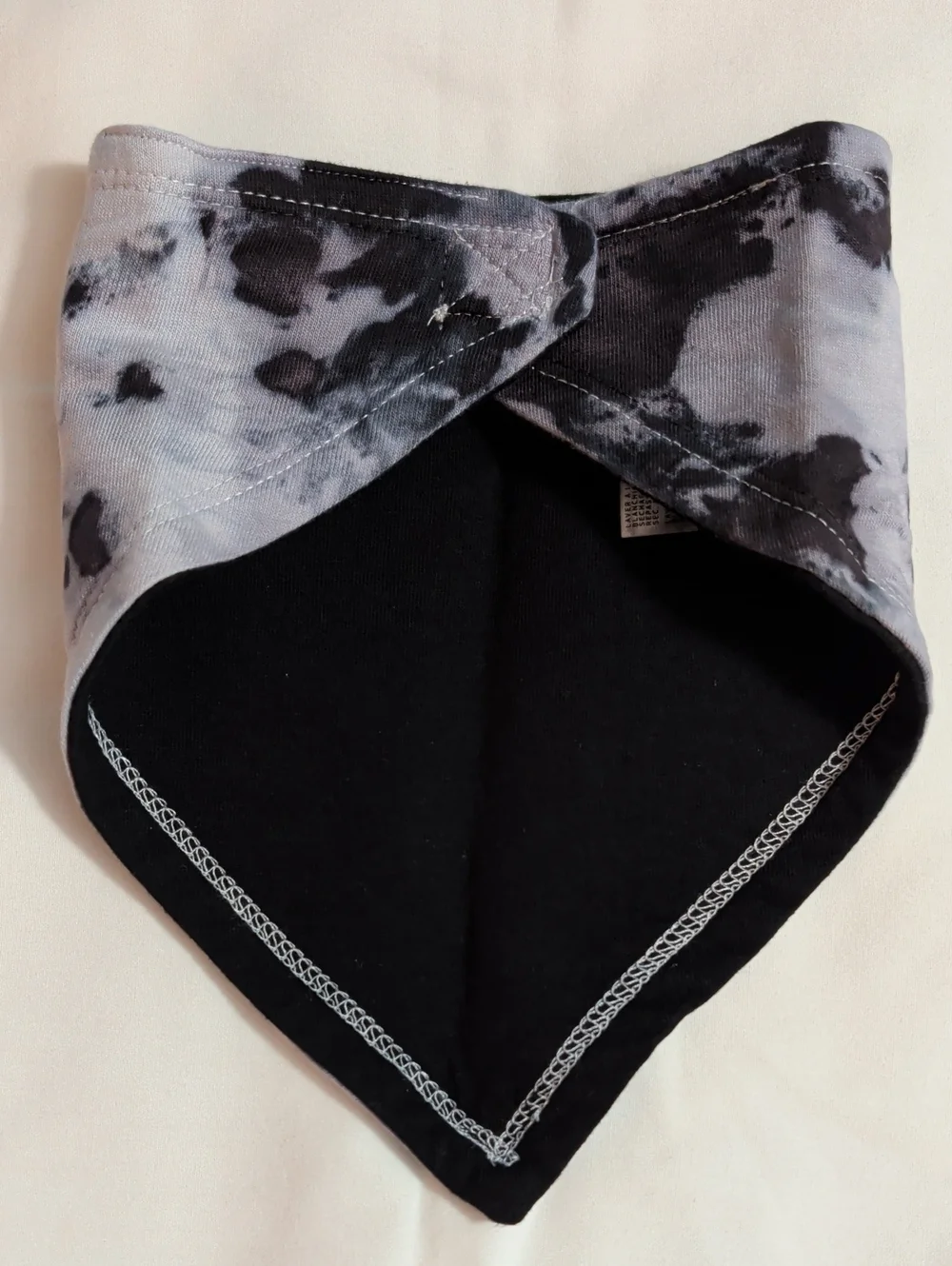 NWOT Tie-Dye Triangle Pet Bandana / Baby Bandaid Bib in Black And Gray
